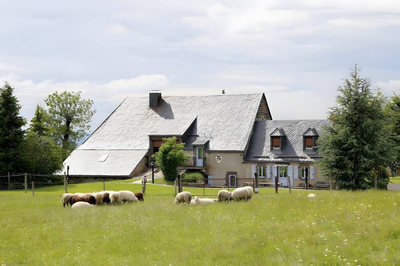 Gîte de la poucinière – Charmantes Ferienhaus für 14 Personen in restauriertem Bauernhof in Saint-Sauves-d'Auvergne, Regionaler Naturpark Volcans d'Auvergne