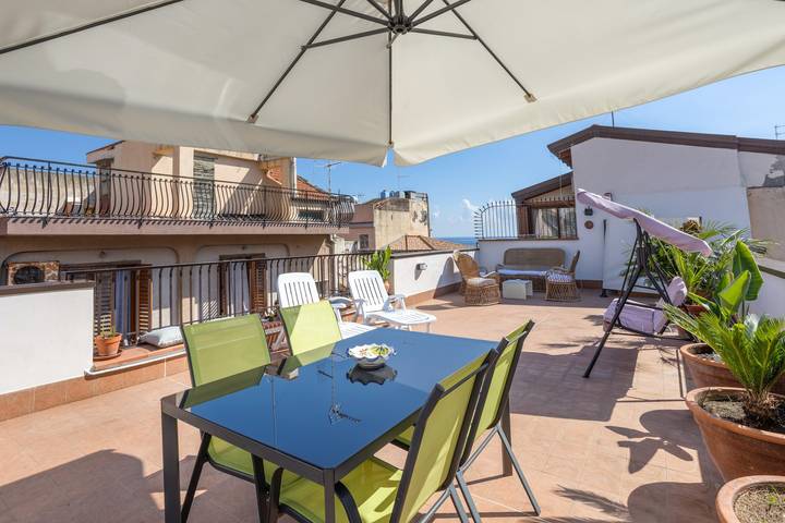 Apartamento entero, Apartamento 'Agatella's House' con vistas al mar, terraza privada y aire acondicionado in Aci Trezza, Aci Castello