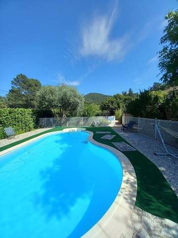 Gîte pour 5 personnes, avec piscine et jardin ainsi que vue et terrasse à Molières-sur-Cèze