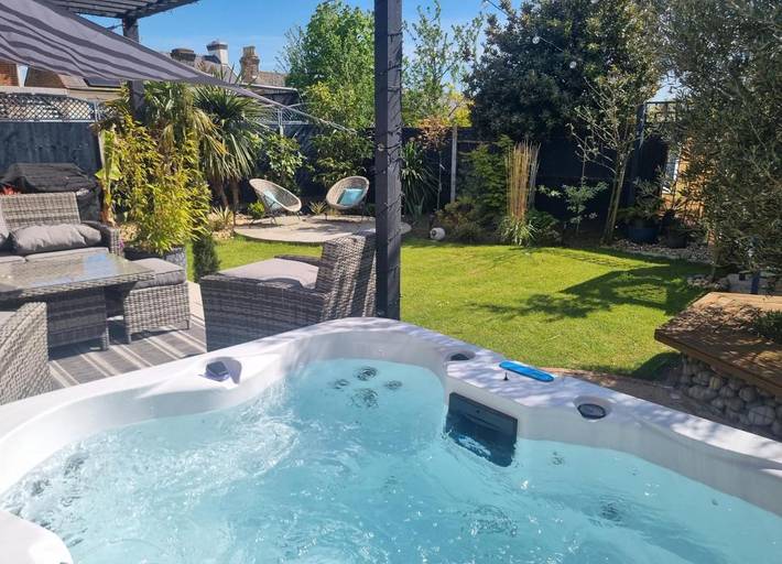 Villa voor 4 personen, with Whirlpool and Terras as well as Tuin and Uitzicht in Deal