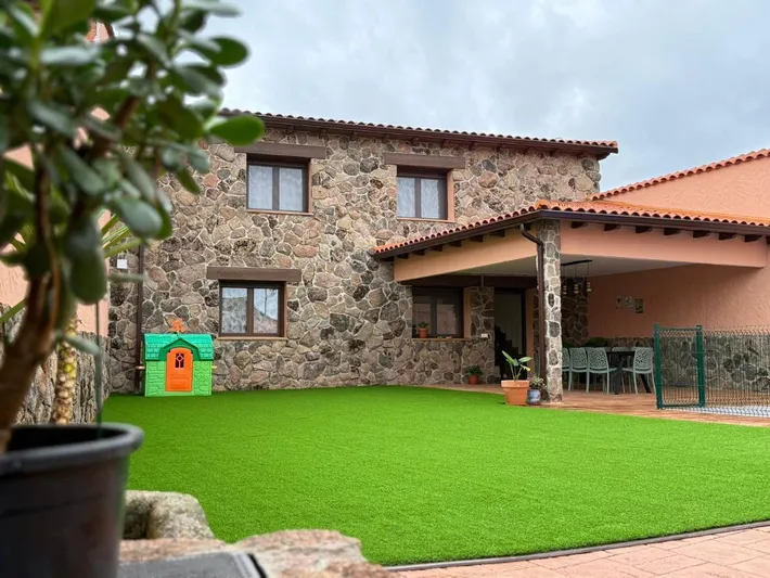 Casa de vacaciones para 12 personas, con jardín además de terraza y piscina - 1