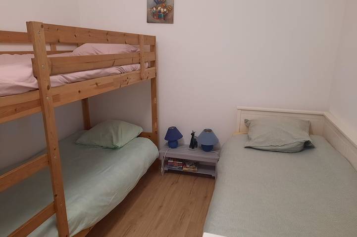Gîte pour 5 personnes, avec terrasse ainsi que jardin et jacuzzi à Lambesc - 4