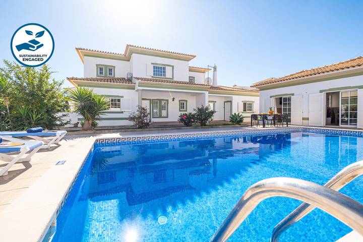 Villa para 16 pessoas, com jardim e terraço em Albufeira