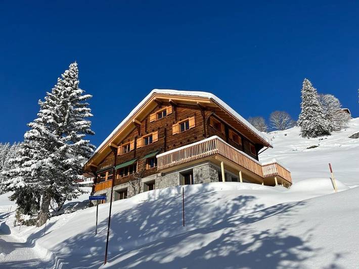 Hütte für 10 Personen, mit Balkon und Terrasse sowie Garten und Ausblick in Kanton Glarus