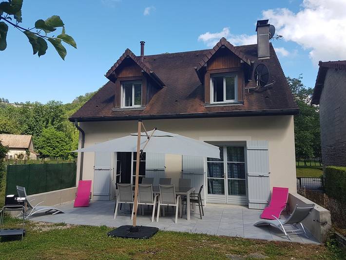 Gîte pour 6 personnes, avec Terrasse ainsi que Jardin et Vue dans Cascade des Tufs