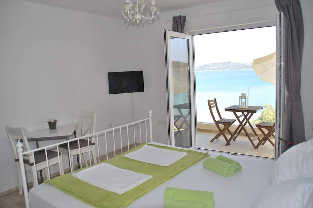 Ganze Wohnung, Villa Danica - Apartment (Studio) 2 persons - direct at sea - 4 star in Betina, Murter