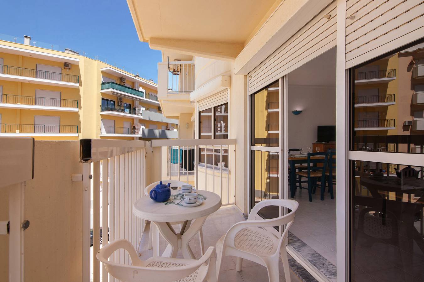 Ganze Wohnung, Ferienwohnung 'Blue View' mit Meerblick, Wi-Fi und Klimaanlage in Armação de Pêra (costa), Faro Distrikt