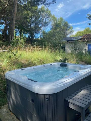 Gîte pour 3 personnes, avec terrasse ainsi que jacuzzi et jardin à Mirabel-aux-Baronnies