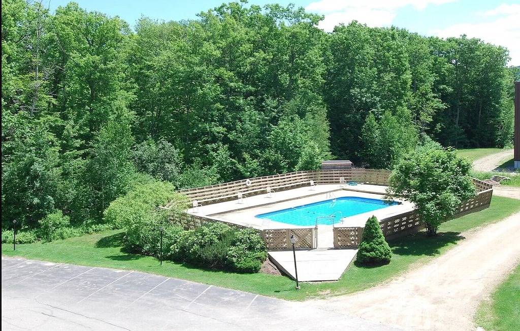 Ganze Wohnung, Lake view, Private Beach, Private concert entrance, pool, Gunstock ski resort in Gilford, Lake Winnipesaukee