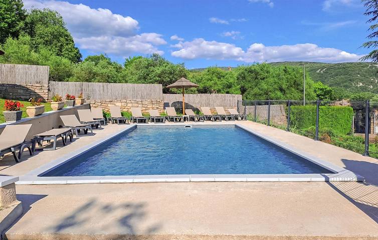 Gîte pour 12 personnes, avec piscine et terrasse à Vallon-Pont-d'Arc - 2
