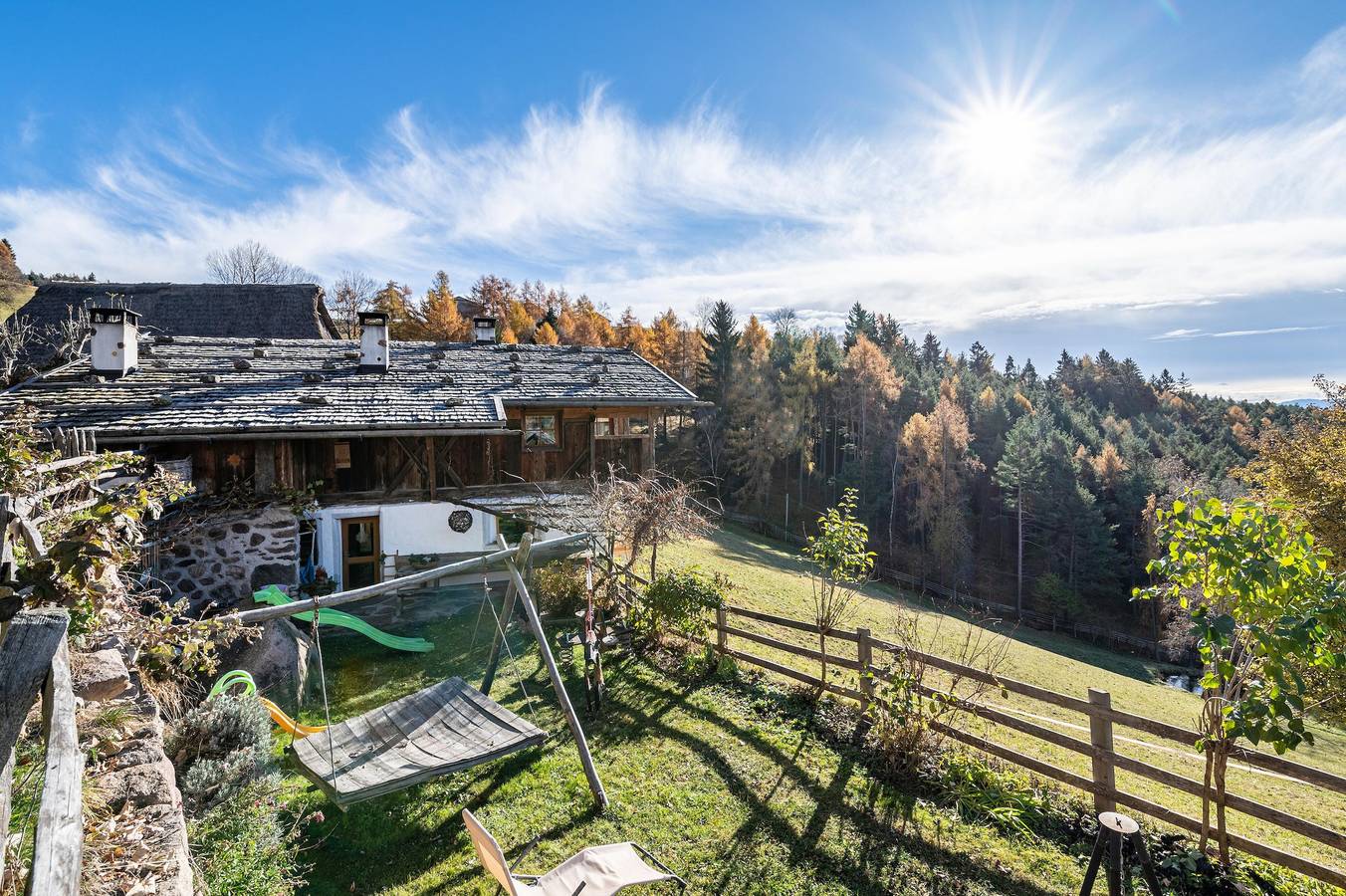 Appartement entier, Duregghof historique : appartement idyllique avec vue sur la montagne et jardin privé in Avigna, San Genesio Atesino