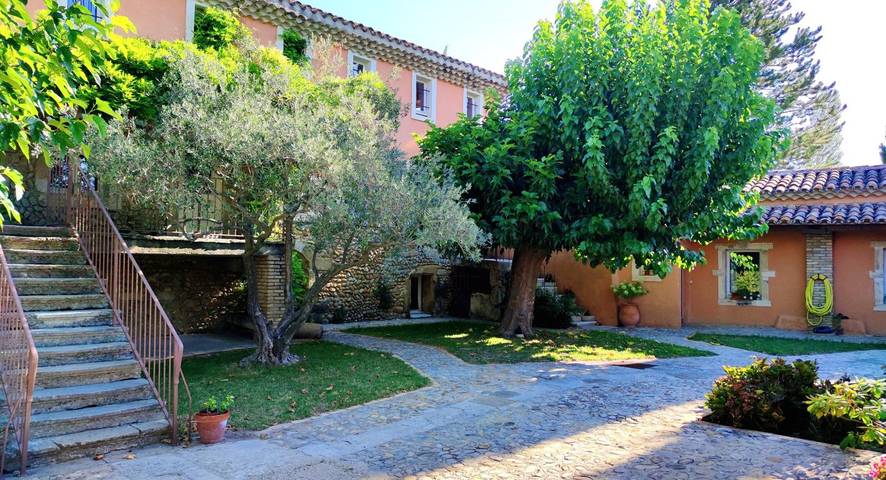 Appartement de vacances pour 6 personnes, avec piscine ainsi que terrasse et jardin
