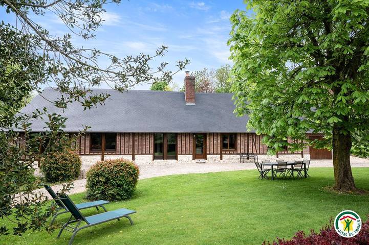 Gîte pour 4 personnes, avec Terrasse ainsi que Jardin et Vue dans Louvetot