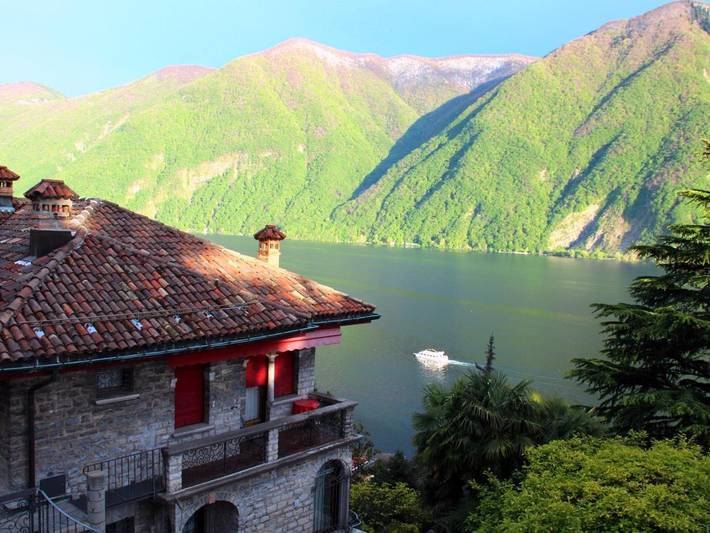 Ferienwohnung für 4 Personen, mit Balkon und Terrasse sowie Pool und Seeblick