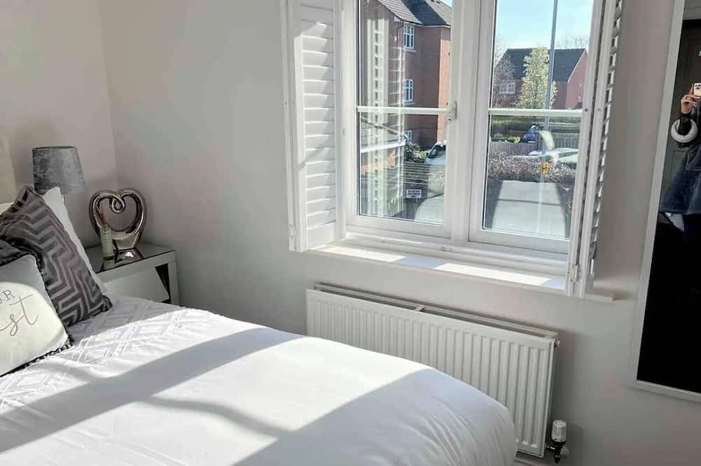 Luxury apartment in central Lichfield. Free parking. Sleeps from 1 to 6 people in Staffordshire