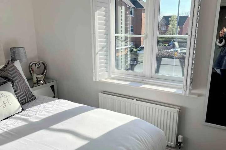 Luxury apartment in central Lichfield. Free parking. Sleeps from 1 to 6 people in Staffordshire
