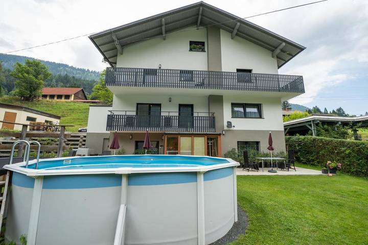 Gîte pour 4 personnes, avec piscine ainsi que vue et jardin dans Bad Bleiberg