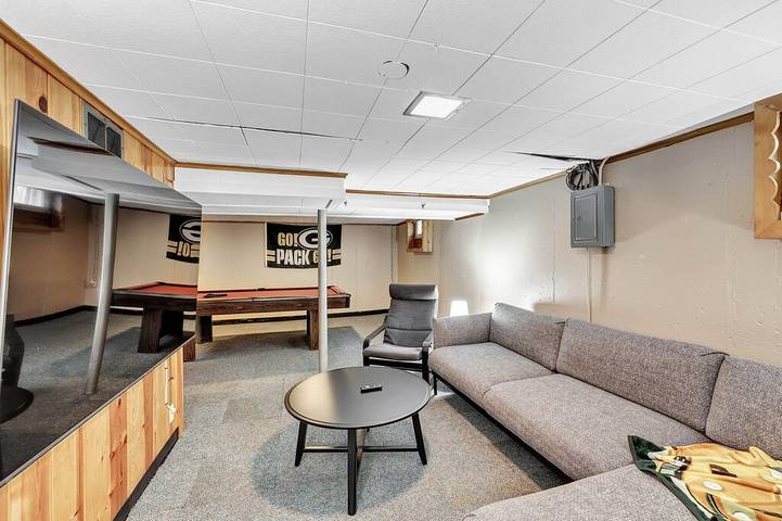 Vacation rental for 9 people, with yard and balcony as well as hot tub in Green Bay