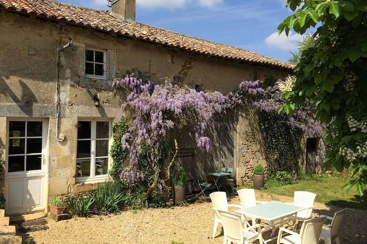 Gîte pour 6 personnes, avec terrasse et jardin à Montalembert