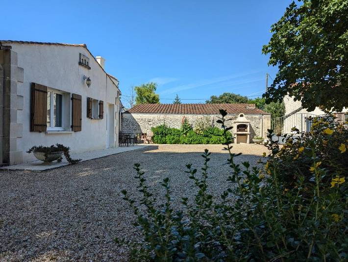 Location de vacances pour 2 personnes, avec terrasse ainsi que jardin et piscine à Châteaubernard