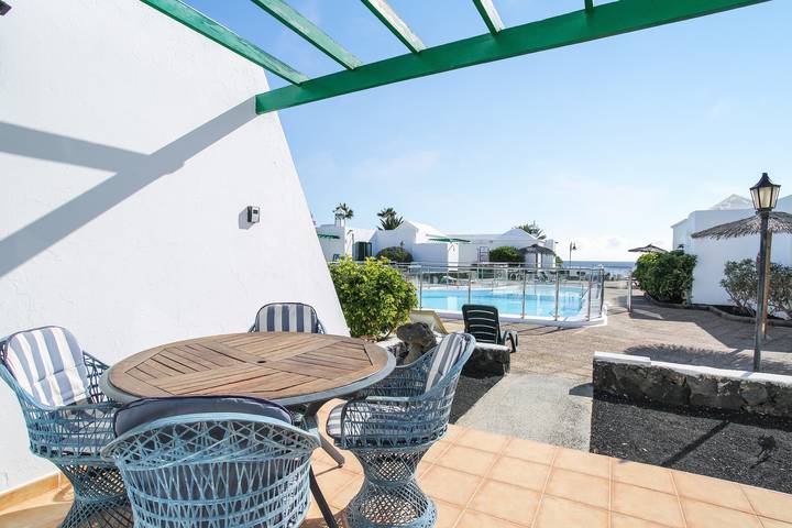 Appartement entier, Charming Holiday Apartment “Chalet Calima” Close to the Beach with Sea View, Wi-Fi, Terrace, Pool & Garden in Puerto del Carmen, Tías