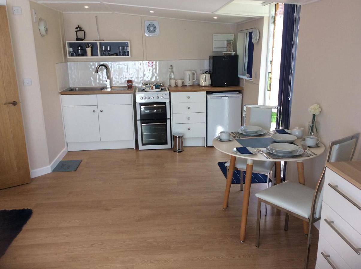 Old Ningwood Station Bed & Breakfast, Ningwood, Isle of Wight Po41 0Tg in Shalfleet, Isle of Wight