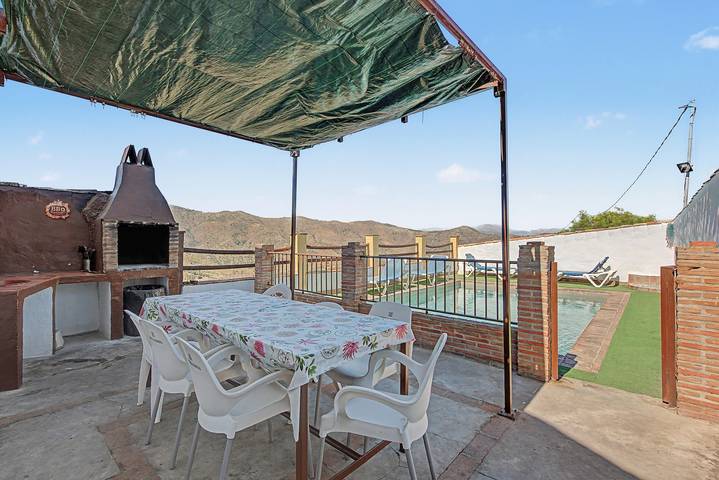 Casa nas montanhas tranquilas com piscina, terraço, varanda e Wi-Fi; estacionamento disponível in El Borge, Costa del Sol