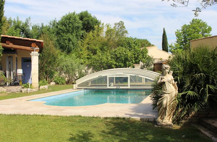 Gîte pour 4 personnes, avec terrasse ainsi que jardin et piscine à Sénas - 2