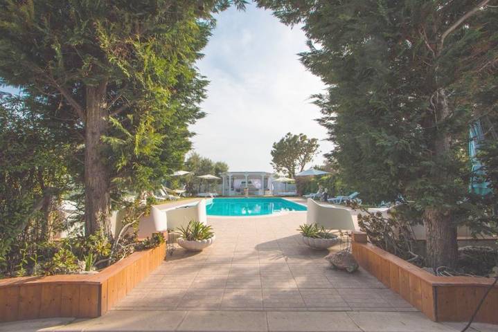 Location de vacances pour 6 personnes, avec vue ainsi que piscine et jardin, animaux acceptés à Trani - 2