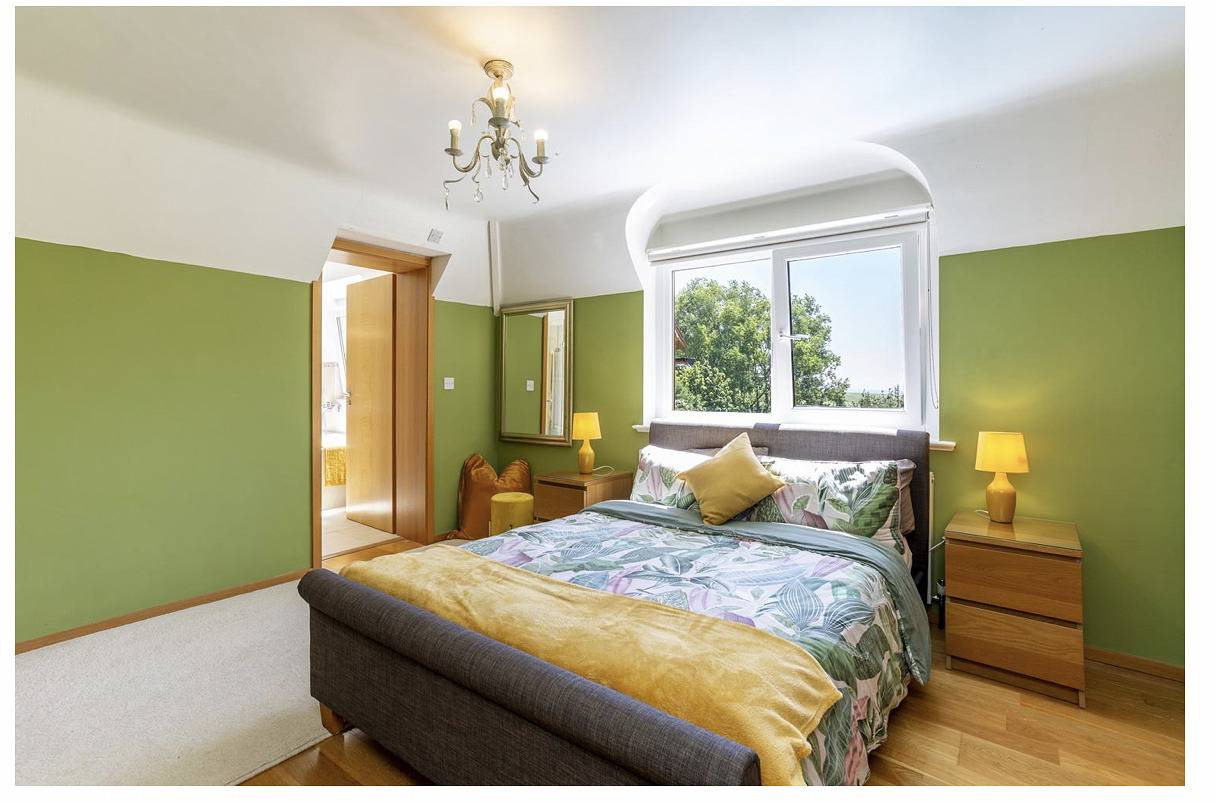 Sleeps10/18-Parking-Garden-Pool-Hottub-Balcony in East Dean and Friston, East Sussex