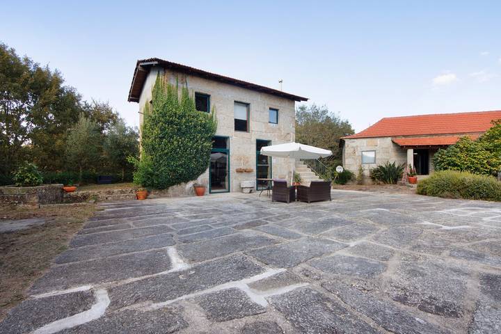 Apartamento entero, Apartamento 'Casa De Andrães Loft Heras' con piscina compartida, Wi-Fi y aire acondicionado in Santo Isidoro e Livração, Distrito de Porto