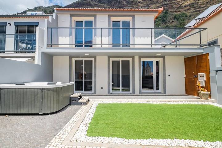 Casas e apartamentos de temporada para 4 pessoas, com Balcão e Jacuzzi e ainda Terraço and Jardim em Jardim do Mar