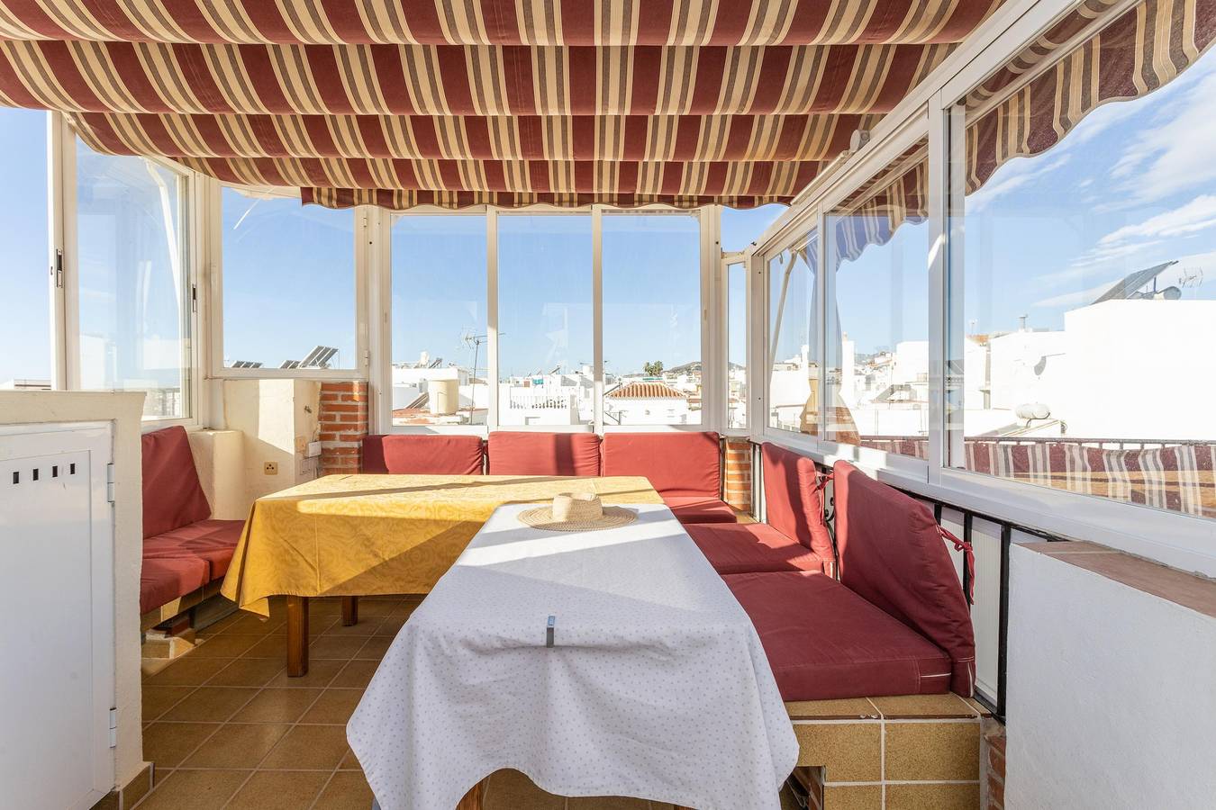 Entire apartment, Cozy Apartment with Private Terrace, Roof Top and Air Conditioning in Nerja, Costa del Sol
