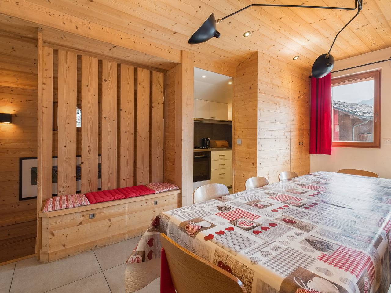 Ganze Wohnung, Chalet mit 4 Schlafzimmern, in Pistennähe, Parkplatz, für 8 Personen in Meribel Village, Courchevel