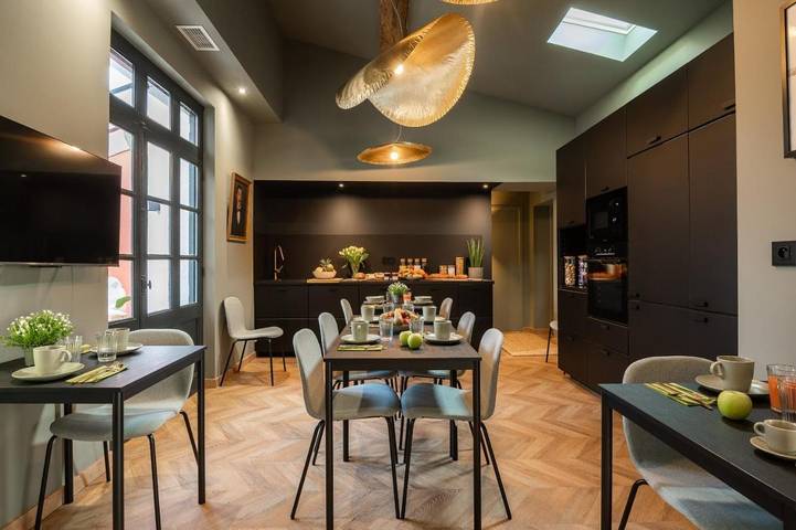 Chambre d’hôte pour 4 personnes, avec piscine et terrasse dans Cite Medievale