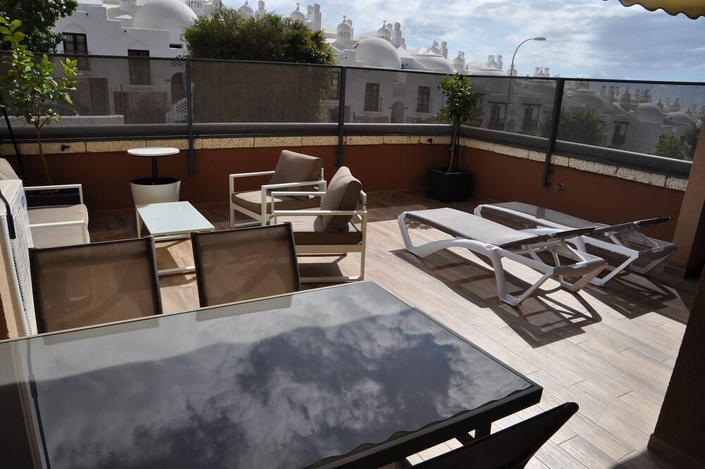 Entire apartment, Spacious 2 bedroom apartment, large terrace, sea view, Paraiso Ii complex in Playa Paraíso, Adeje