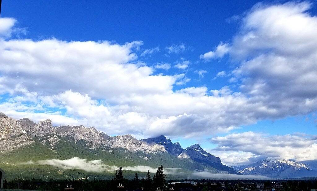 Panorama Bergblick! Luxuriöses 4Bed / 4Bath Stadthaus in Mercer, Canmore für 12 in Canmore, Banff-Nationalpark