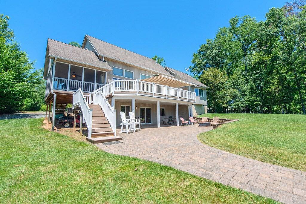 Neue Liste (neue Besitzer)! Luxuriöses Lakefront-Haus mit überdachter Hafenanlage in Lake Anna