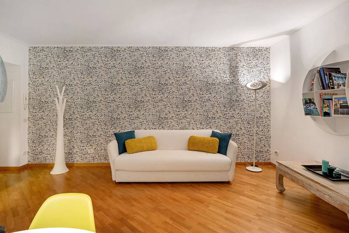 Entire apartment, Apartment 'Incantevole Dimora In Zona Chiaia' with Balcony, Wi-Fi and Air Conditioning in Naples, Naples Province