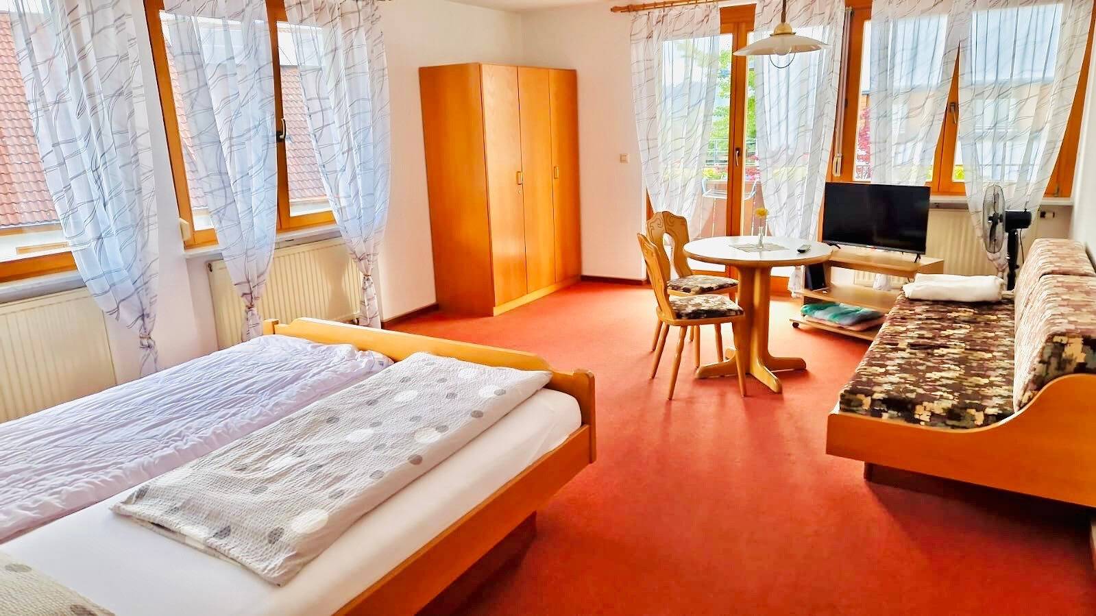 Dreibettzimmer Mit Dusche Und Wc 1 in Sipplingen, Region Bodensee-Oberschwaben