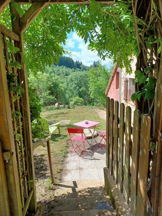 Location de vacances pour 4 personnes, avec jardin et vue à Châtel-Montagne