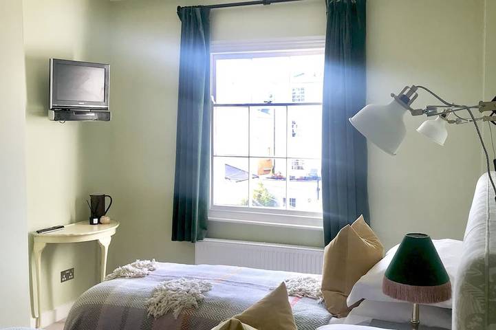 Entire apartment, A Beautiful Grade II regency property with parking in Cheltenham, Gloucestershire