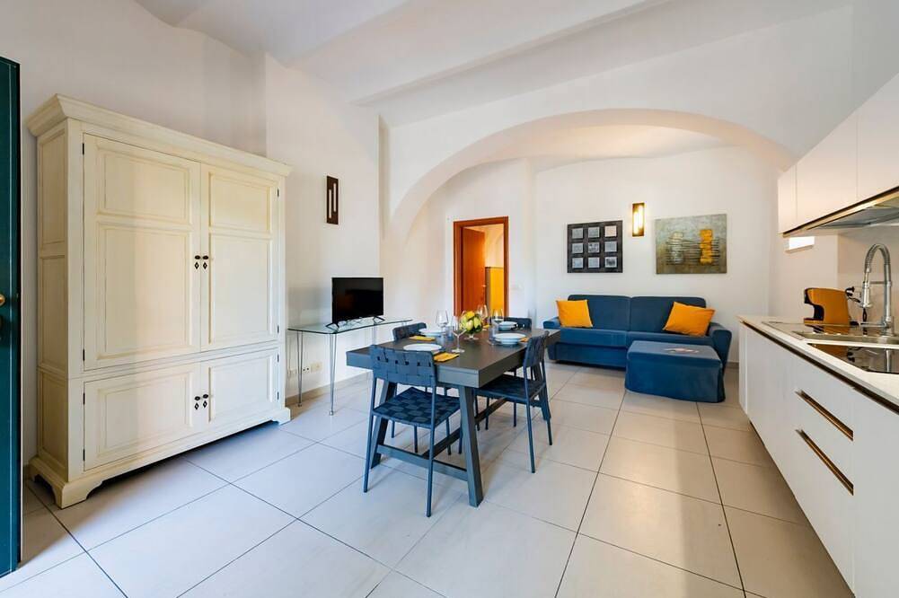 Appartement entier, Guesthost - A comfortable and welcoming 64 square meters apartment, perfect for four people, located on the ground floor of a renovated period villa with a private entrance.The property is located in Alba Adriatica, a town famous for its long sandy beach in Alba Adriatica, Côte Adriatique Abruzzes