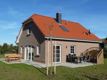 Ferienhaus für 6 Personen, mit Terrasse und Seeblick sowie Sauna und Garten in Sternberg