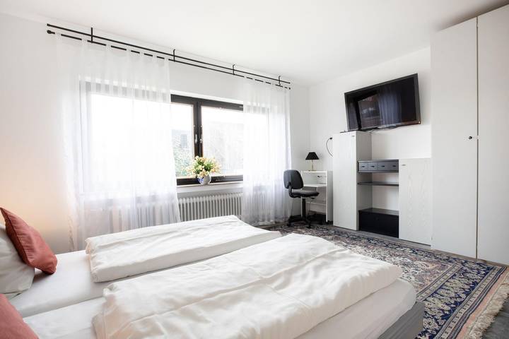 Ganze Ferienwohnung, 4 Pers Appartment, 2 Schlafzi, 2 Bäder, ebenerdig in Westerburg, Westerburg & Umgebung