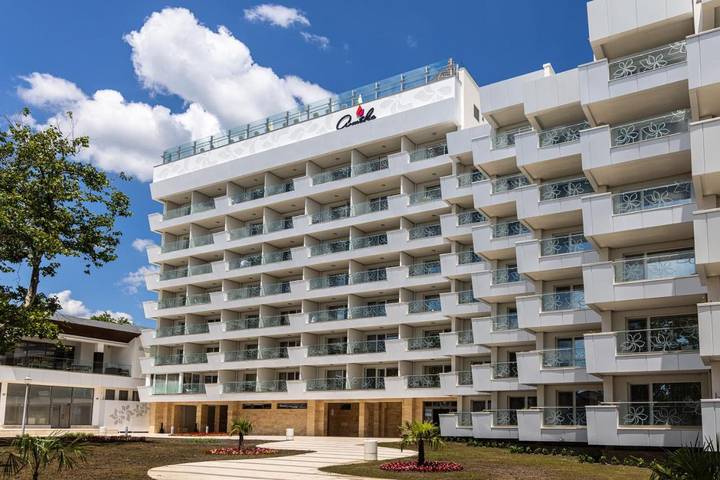 Hôtel pour 4 personnes, avec piscine et bassin pour enfant ainsi que sauna et jardin