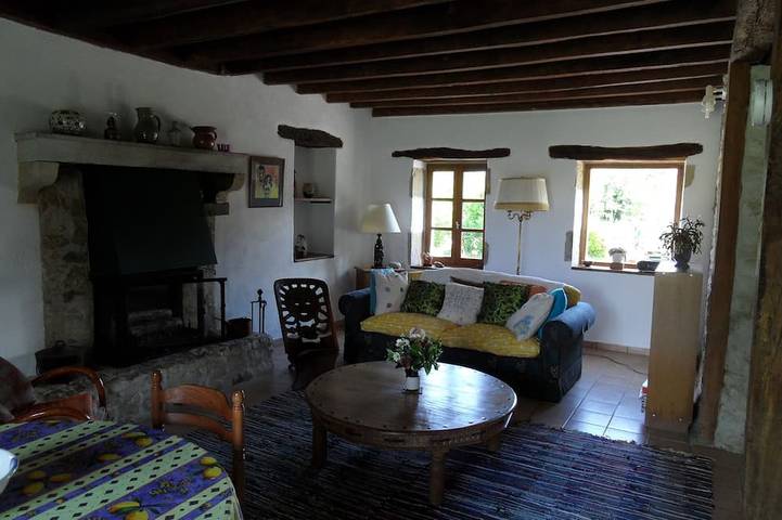 Belle maison de campagne avec vue, étang, jardin et terrasse, située dans 5 acres. in Pouzy-Mésangy, Allier