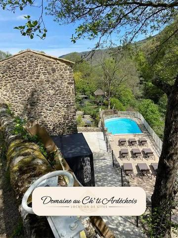 Gîte pour 4 personnes, avec vue ainsi que jardin et piscine, animaux acceptés à Rochessauve