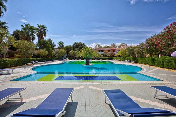 Appart’hôtel pour 6 personnes, avec bassin pour enfant et vue ainsi que piscine et jardin, animaux acceptés