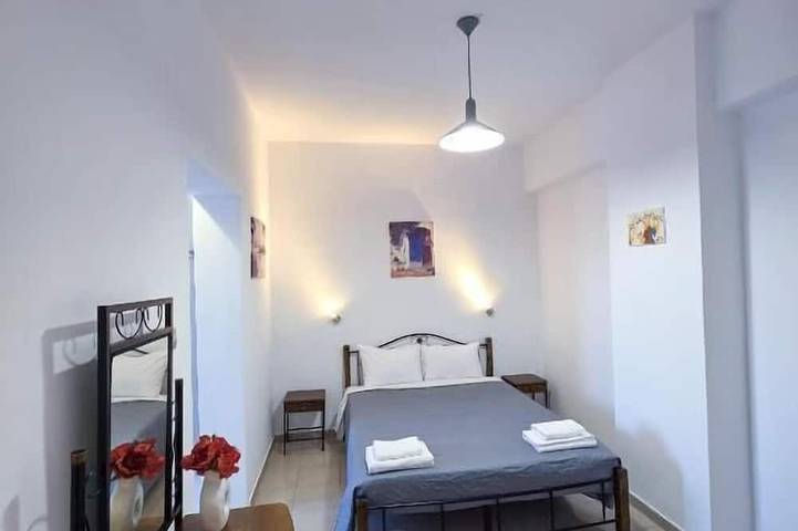 Bed and breakfast for 3 people, with garden in Santorini